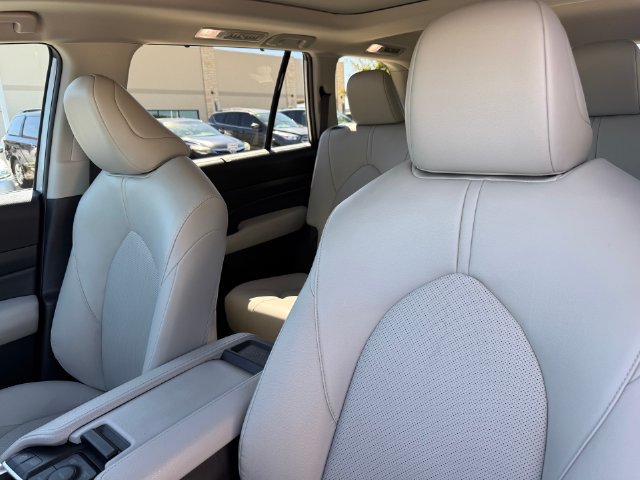 Used 2024 Toyota Grand Highlander AWD image 11