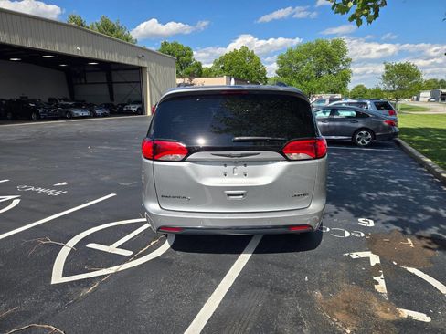 Used 2020 Chrysler Pacifica Limited w/ Advanced Safetytec Group FWD image 6