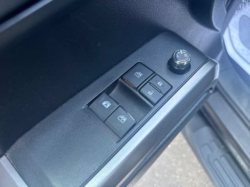Used 2017 Toyota Tacoma SR5 w/ Tow Package AWD/4WD image 12