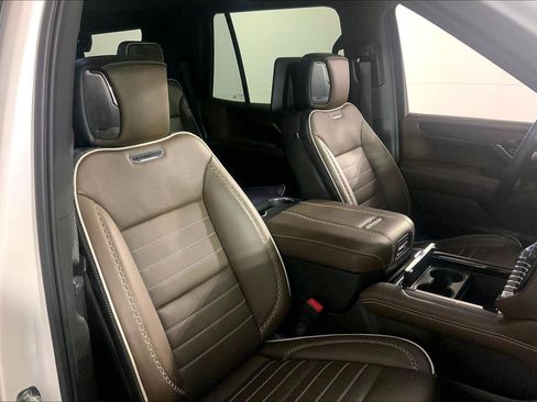 Used 2025 GMC Yukon Denali Ultimate w/ LPO, Floor Liner Package AWD/4WD image 7