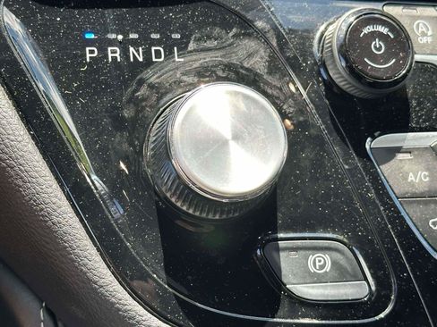 Used 2025 Chrysler Pacifica Limited FWD image 25