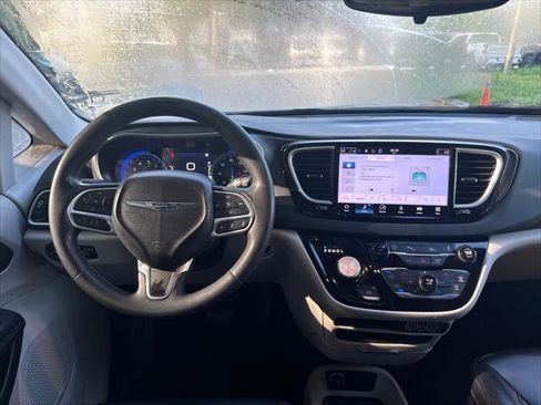 Used 2023 Chrysler Pacifica Touring-L FWD image 26
