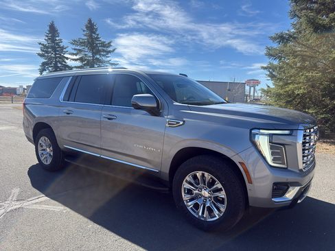 Used 2025 GMC Yukon XL Denali w/ Advanced Technology Package image 4