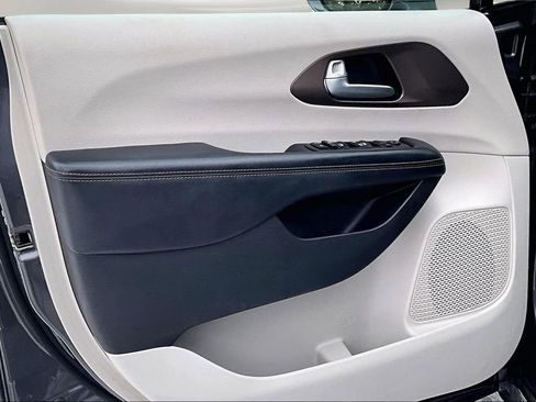 Used 2019 Chrysler Pacifica Touring-L image 23