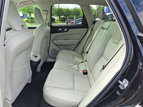 Certified 2022 Volvo XC60 B5 Momentum w/ Climate Package AWD/4WD image 10