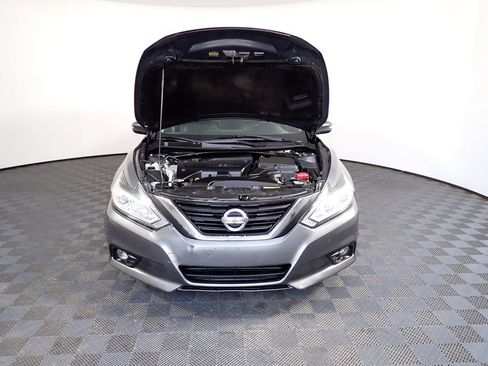Used 2017 Nissan Altima 2.5 SL w/ Moonroof Package image 9
