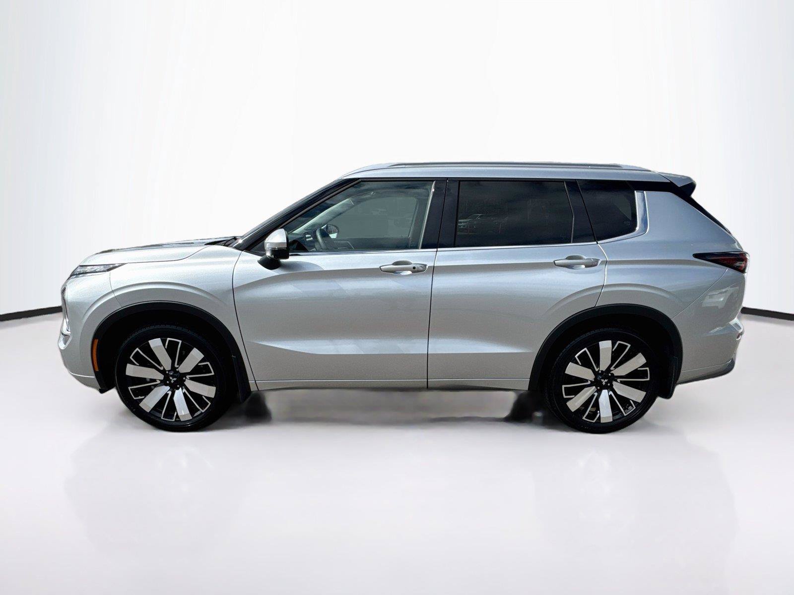 Used 2026 Mitsubishi Outlander SEL FWD image 2