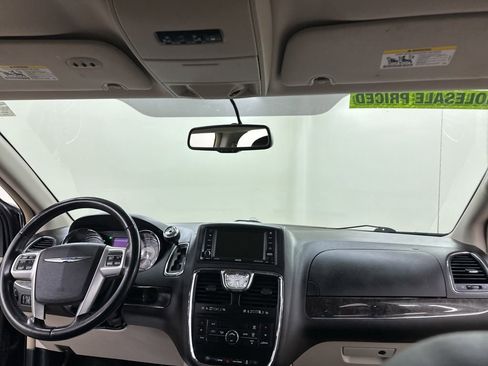 Used 2016 Chrysler Town & Country Touring image 22
