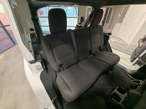 Used 2018 Jeep Wrangler Unlimited Sahara w/ Uconnect 4C Nav & Sound Group image 5