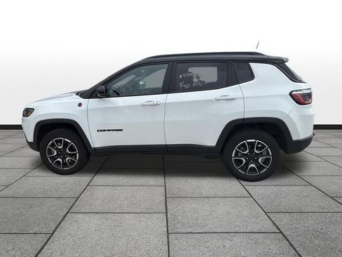 Used 2025 Jeep Compass Trailhawk AWD/4WD image 38