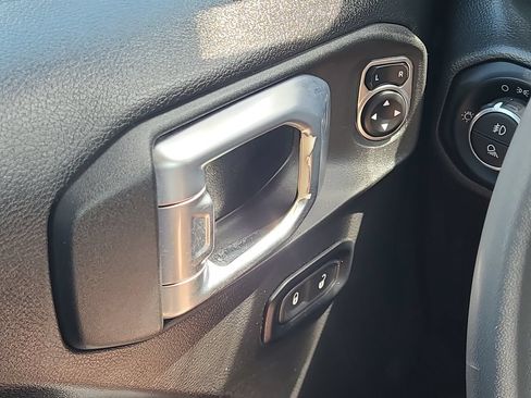 Used 2023 Jeep Gladiator Sport AWD/4WD image 18