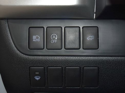 Used 2018 Toyota Highlander XLE AWD/4WD image 9