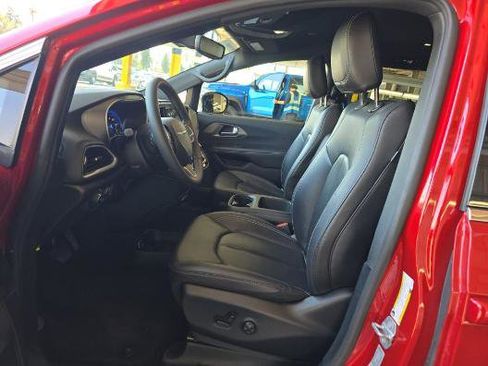 Used 2025 Chrysler Pacifica Select FWD image 22