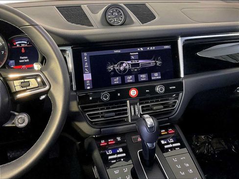 Certified 2026 Porsche Macan AWD/4WD image 16