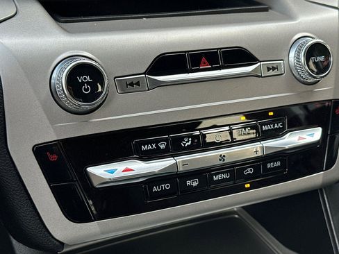 Used 2023 Ford Explorer XLT image 23