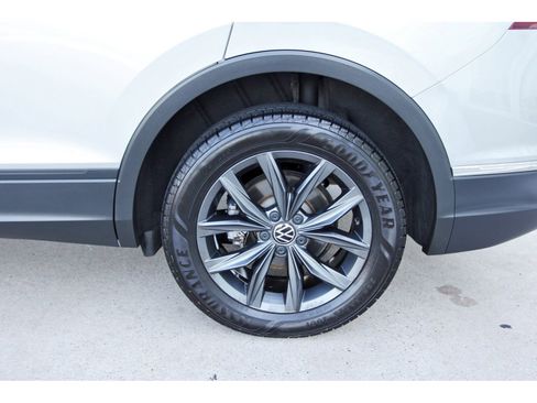Used 2022 Volkswagen Tiguan SE AWD/4WD image 32
