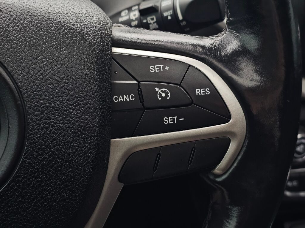 Used 2016 Jeep Cherokee Trailhawk w/ Leather Interior Group AWD/4WD image 27