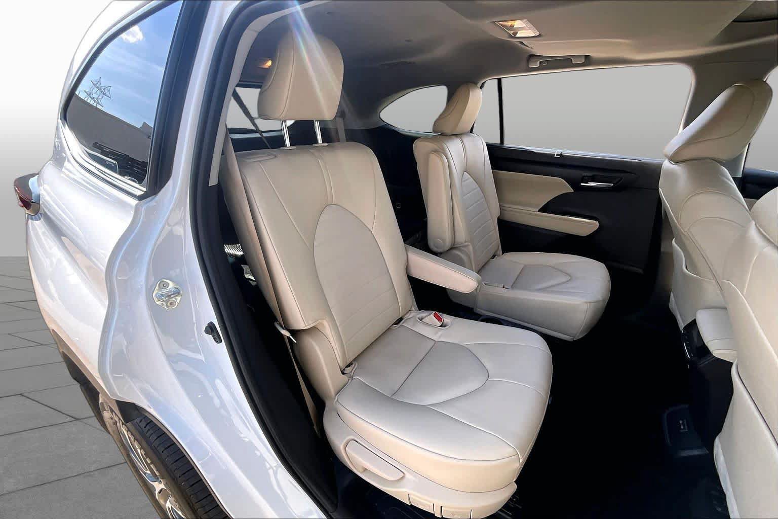 Used 2025 Toyota Highlander XLE FWD image 20