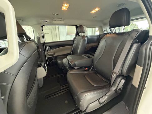 Used 2025 Kia Carnival FWD image 22