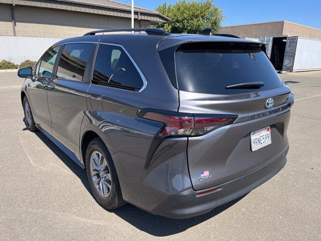 Used 2025 Toyota Sienna XLE w/ XLE Plus Package FWD image 5