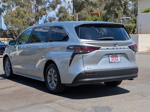 Used 2025 Toyota Sienna LE FWD image 13