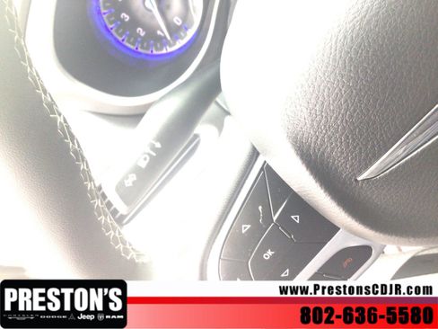Used 2024 Chrysler Pacifica Touring-L FWD image 14