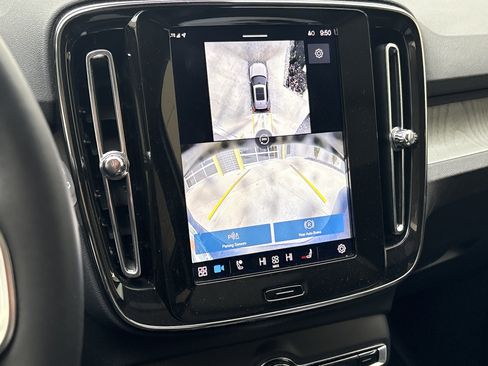 Used 2025 Volvo XC40 B5 Plus image 25