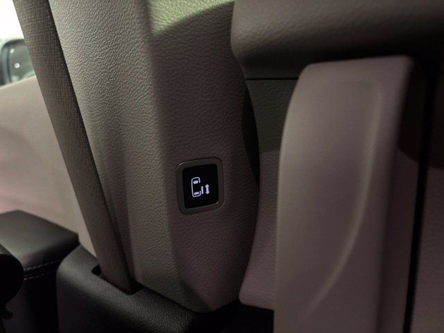 Used 2024 Chrysler Pacifica Limited FWD image 42