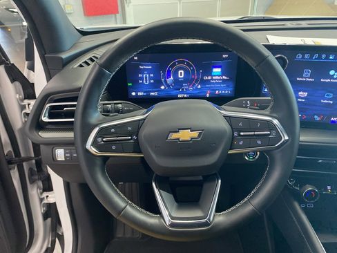 Used 2025 Chevrolet Traverse LT image 20