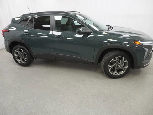 Used 2025 Chevrolet Trax LT w/ LT Convenience Package FWD image 10