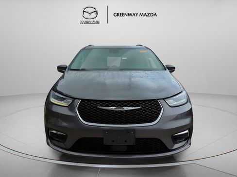 Used 2021 Chrysler Pacifica Touring-L FWD image 3