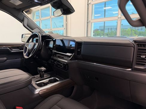 Used 2024 Chevrolet Silverado 1500 LT Trail Boss w/ Convenience Package II AWD/4WD image 18