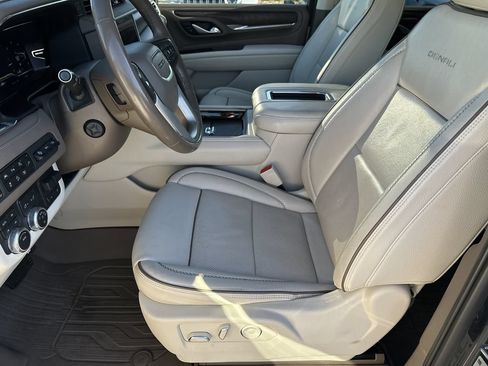 Used 2022 GMC Yukon XL Denali w/ Denali Premium Package AWD/4WD image 14