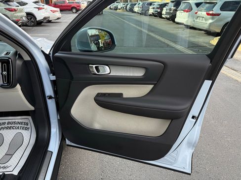 Used 2025 Volvo XC40 B5 Plus w/ Protection Package Premier image 17