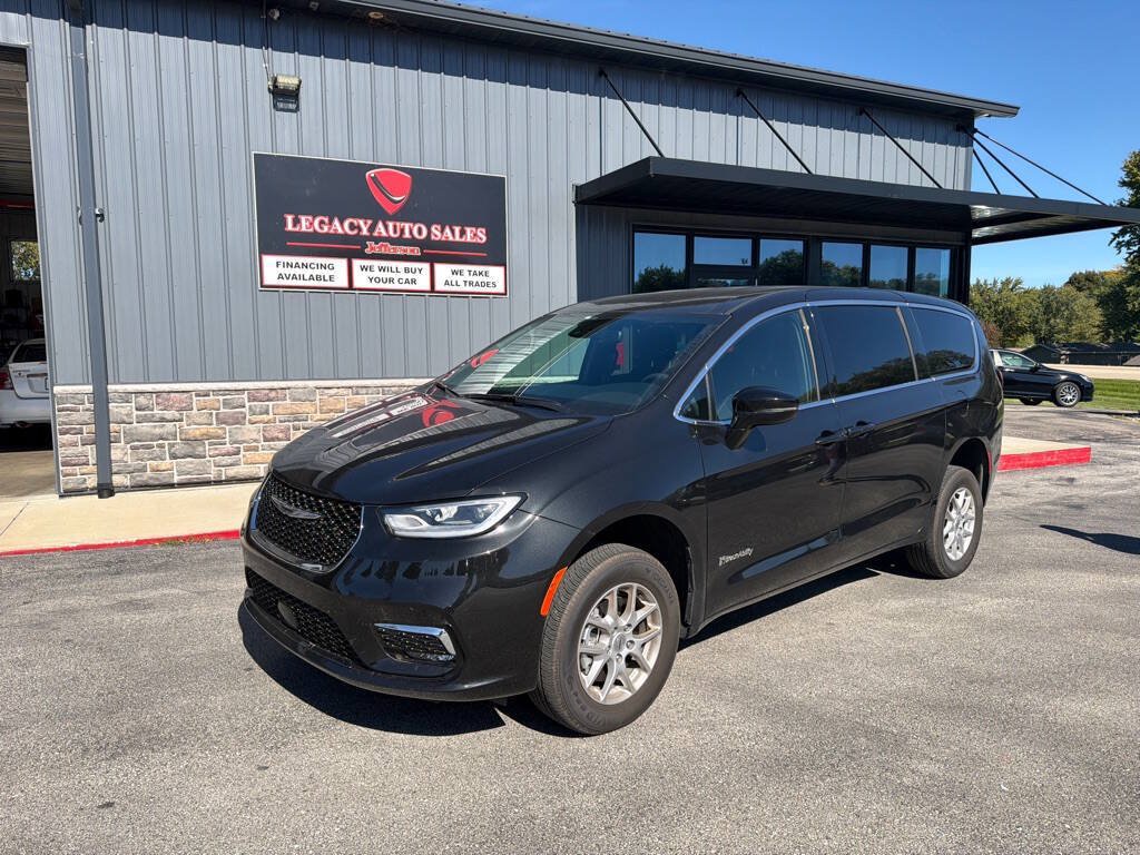 Used 2024 Chrysler Pacifica Touring FWD image 1