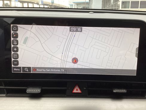 Used 2025 Kia Sportage EX image 4