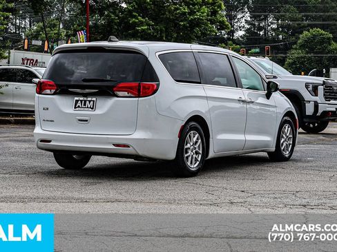 Used 2023 Chrysler Voyager LX FWD image 5