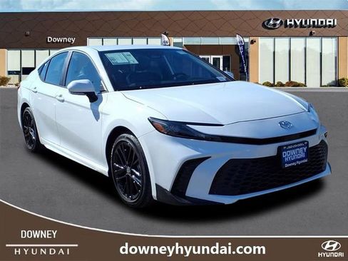 Used 2025 Toyota Camry SE image 3