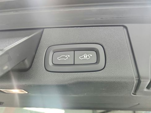 Used 2023 Volvo XC60 B5 Plus image 42