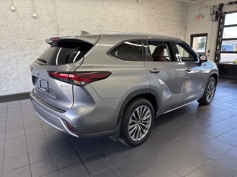 Certified 2025 Toyota Highlander Limited image 8