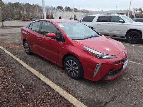Used 2020 Toyota Prius XLE image 1