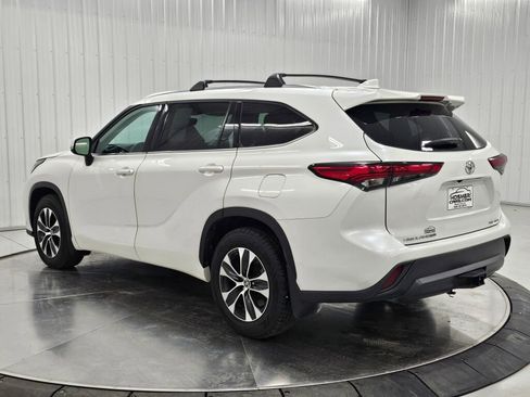 Used 2021 Toyota Highlander XLE image 3