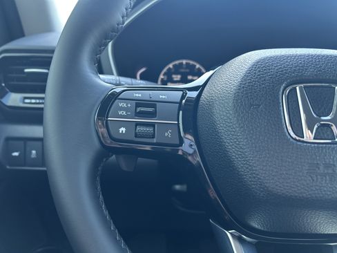 Used 2025 Honda Pilot EX-L image 9