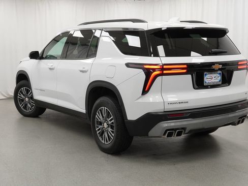 Used 2024 Chevrolet Traverse LT w/ Trailering Package FWD image 5