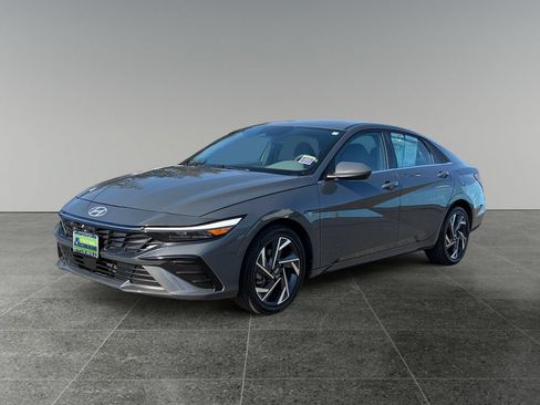 Used 2025 Hyundai Elantra SEL FWD image 3
