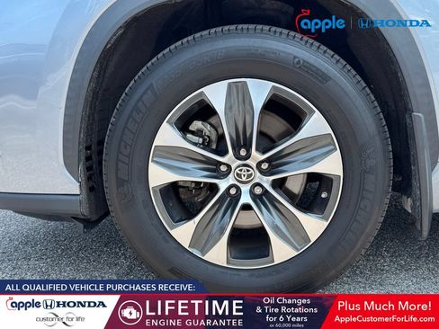Used 2021 Toyota Highlander XLE AWD/4WD image 6