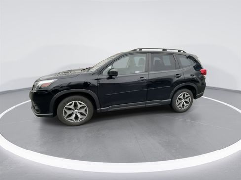 Used 2023 Subaru Forester Premium image 5