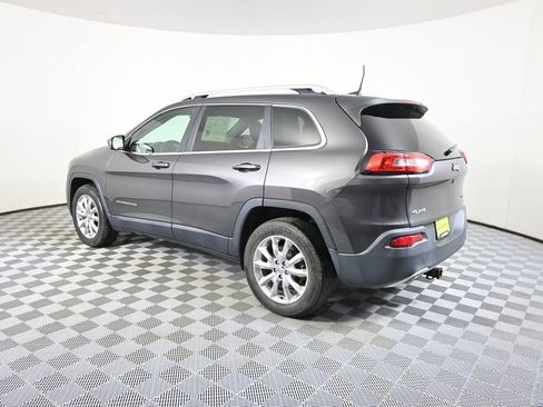 Used 2017 Jeep Cherokee Limited w/ Luxury Group AWD/4WD image 4