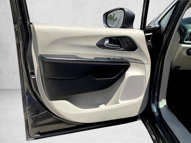 Used 2020 Chrysler Pacifica Touring-L FWD image 14