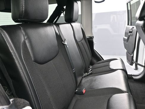 Used 2017 Jeep Wrangler Unlimited Sahara image 12